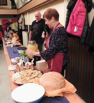 6897 Nataša in Tomaž Selan sta prinesla krompirjevo solato, kruh, granolo, suhe začimbe, lovor, dišeče vrečke s sivko, domač sok in  za otroke španske veterce iz beljakov   